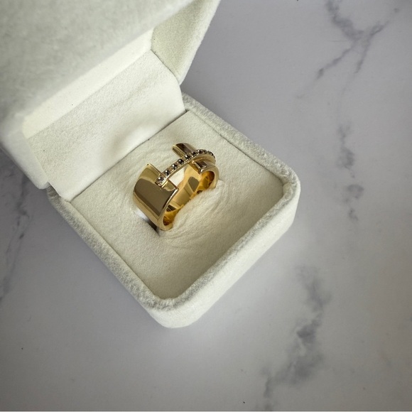 Elizabeth and James | Lueur Ring - Picture 9 of 10